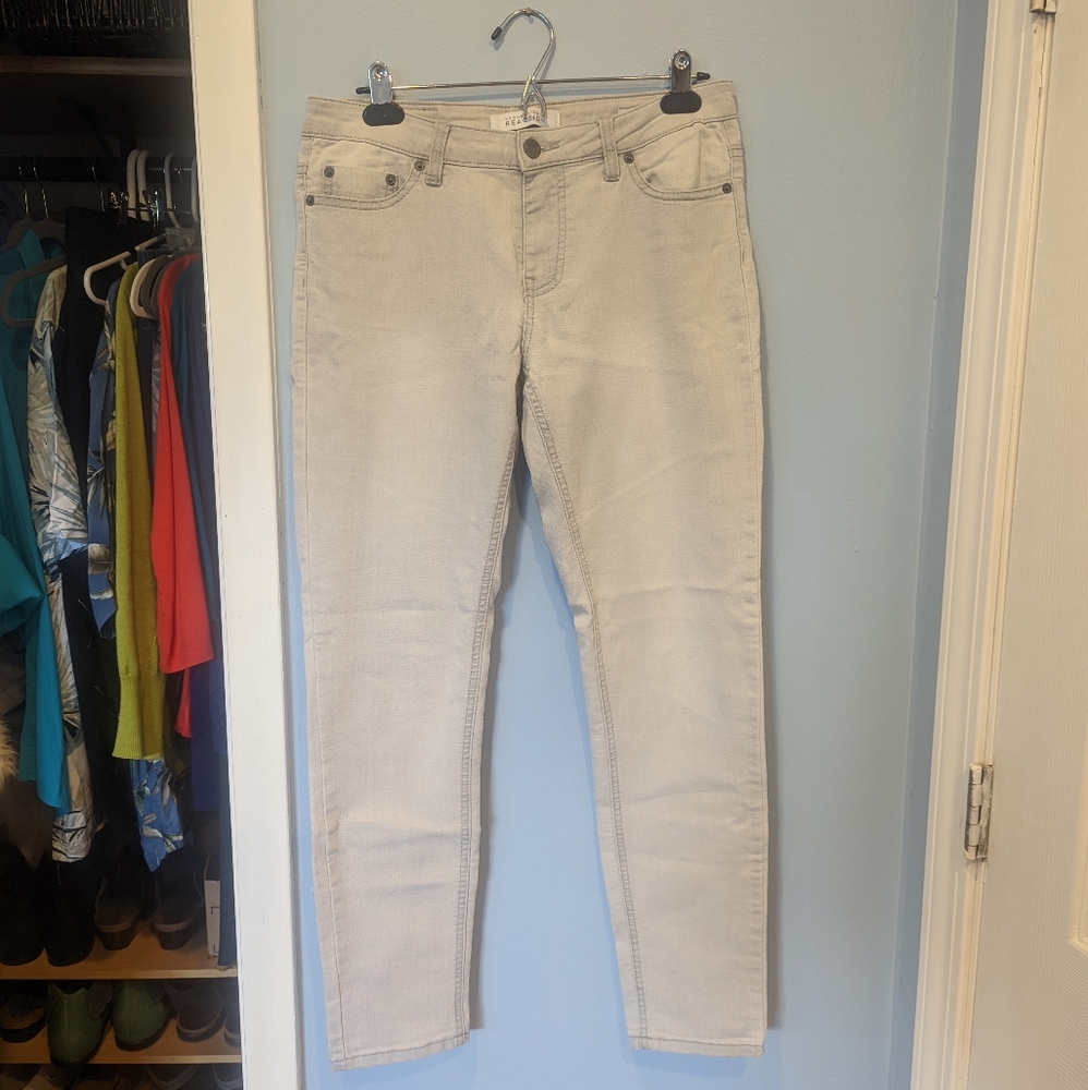 FINAL PRICE KENNETH COLE REACTION Skinny Mid Rise Faded Light Grey Soft Jeans 8